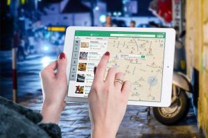 local seo: foto di un tablet che localizza un'attività